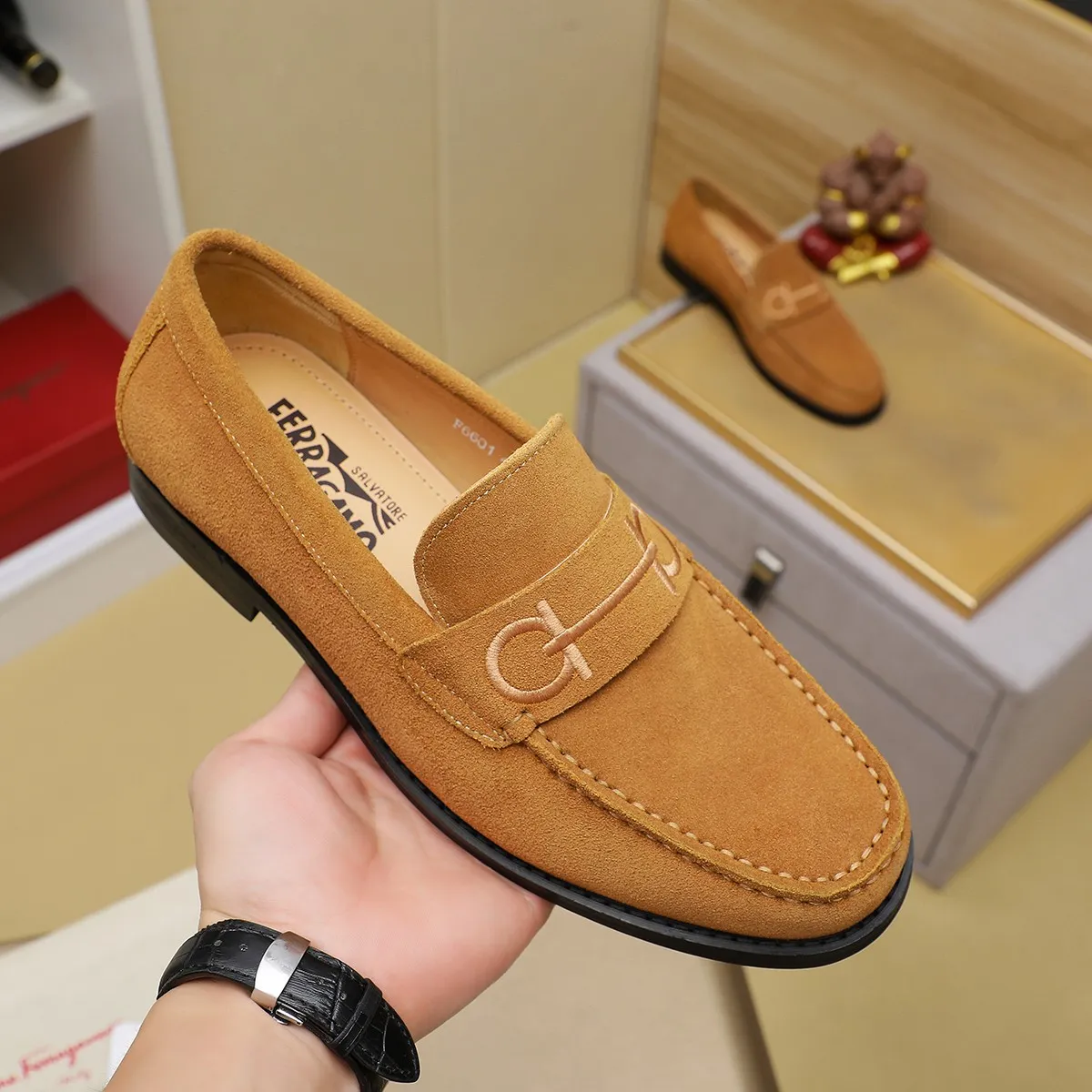 Men's shoes 💰460 🔥 Ferragamo new men's casual slip-on shoes 🇨🇳 Official website original 1:1 mold, original quality 💯 fine workmanship, high-end luxury ☘ The upper is made of imported Italian first-layer cowhide 🌴 Luxurious water dyeing 🐂 Leather lining 🍓 Rubber wear-resistant and non-slip outsole, breathable and comfortable to wear 🍍 The first choice for high-taste men, color optional! Code number 38-44 (45.46. Customized)